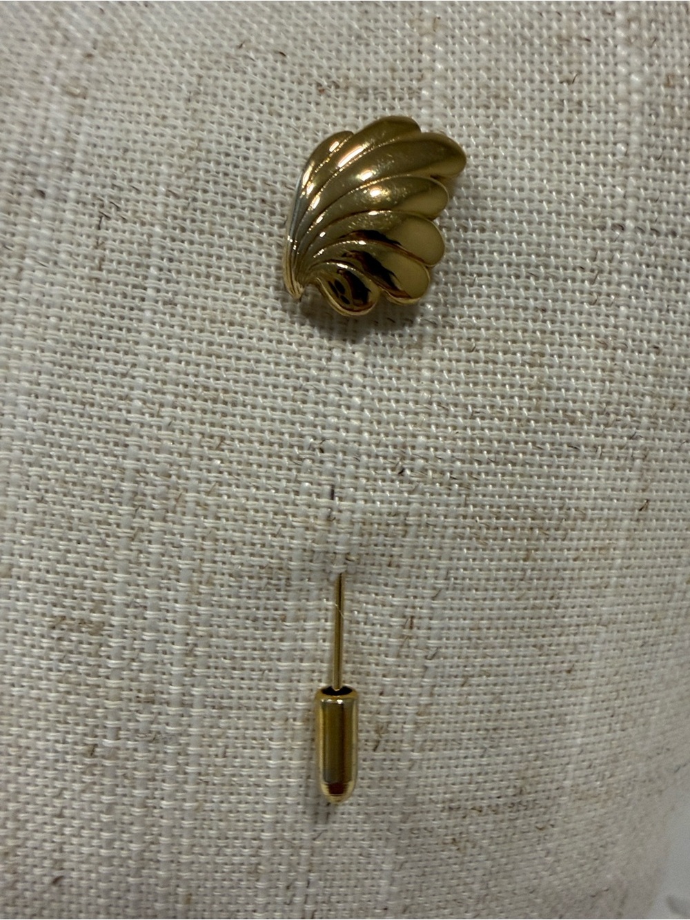 Vintage Tafari Gold Tone Shell Stick Pin Lapel Brooch Scarf Pin